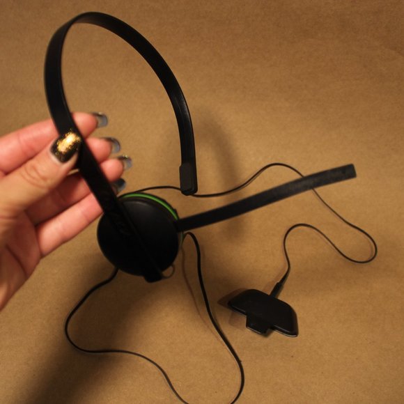 2 Microsoft Xbox One Chat Headsets - Picture 8 of 9